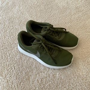 Nike Tahjun Women’s Sneakers